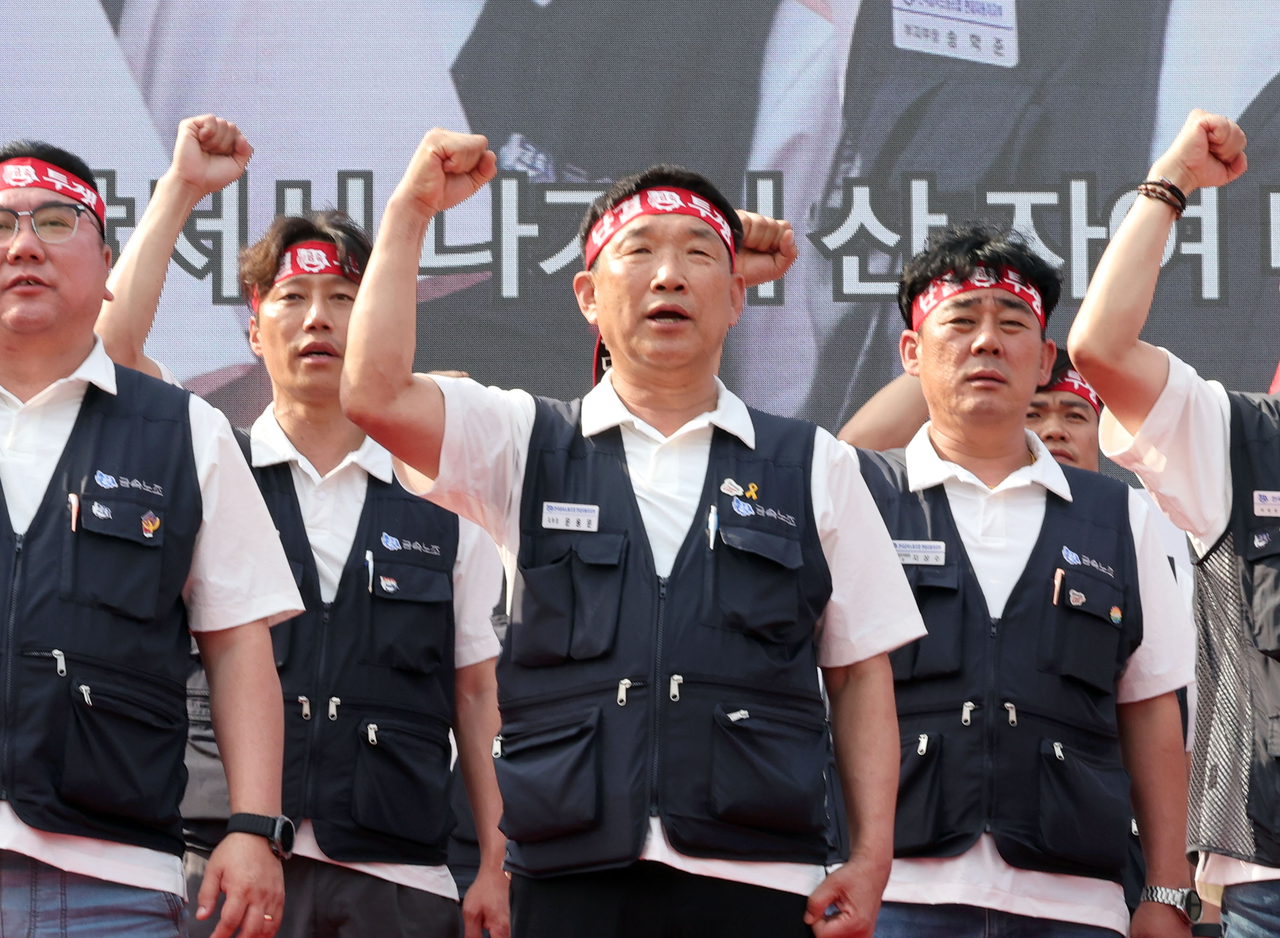 26일 오후 현대자동차 울산공장에서 열린 토토사이트 토스 입금의 올해 임단협 투쟁 출정식에서 문용문 지부장(가운데)이 투쟁가를 부르고 있다. [연합]