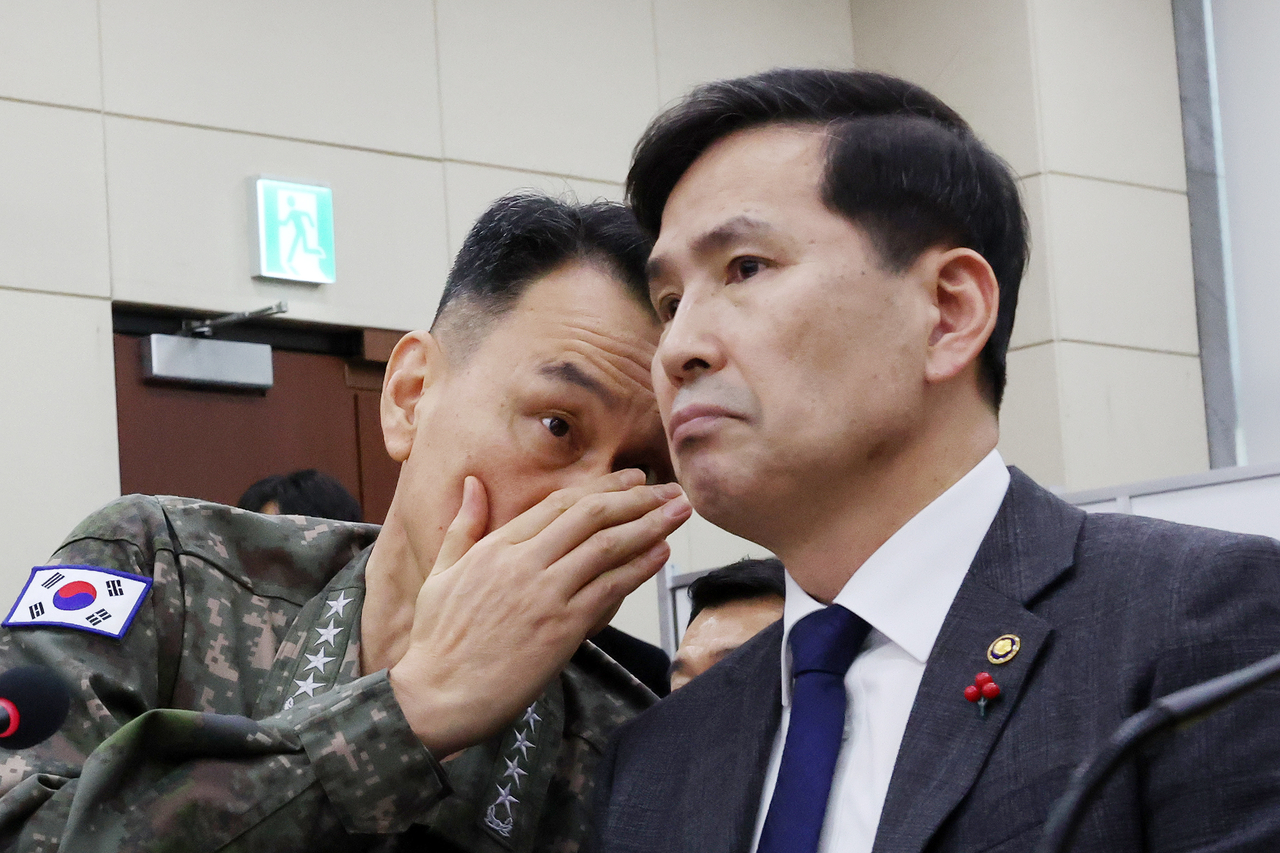 김선호(오른쪽) 토토사이트 무료거부부 차관이 지난 1월 여의도 국회에서 열린 윤석열 정부의 비상계엄 선포를 통한 내란혐의 진상규명 국정조사 특별위원회 제3차 전체회의에서 김명수 합참의장과 대화를 나누고 있다. [뉴시스]