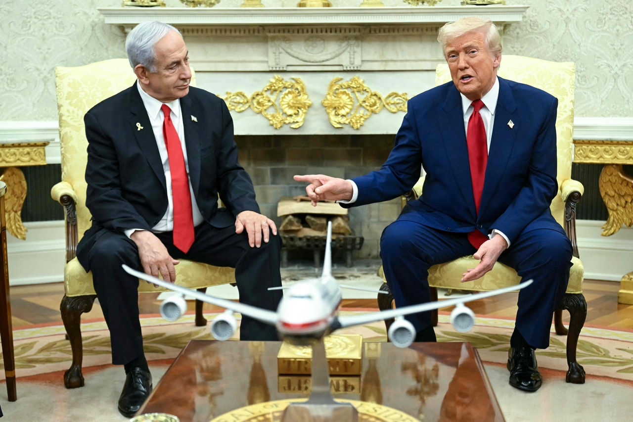US President Donald Trump meets with Israeli Prime Minister Benjamin Netanyahu in Washington, April 7. (AFP-Yonhap)