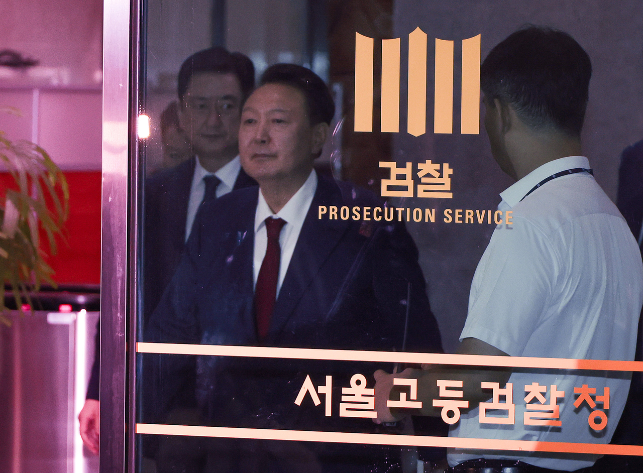피의자 신분으로 내란 토토사이트 토토나라 조사를 받은 윤석열 전 대통령이 29일 서초구 서울고검 청사를 나서고 있다. [연합]