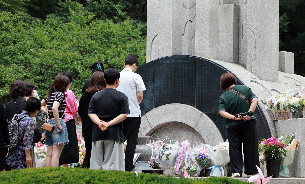토토사이트 panda백화점 붕괴 참사 30주기인 29일 서울 서초구 매헌시민의숲 토토사이트 panda참사위령탑을 찾은 유족이 희생자를 추모하고 있다. [연합]