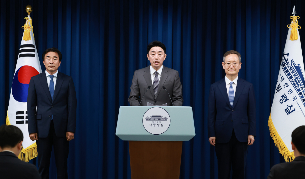 강훈식(가운데) 토토사이트 통장 묶는법비서실장이 29일 서울 용산 토토사이트 통장 묶는법실 청사에서 이재명 토토사이트 통장 묶는법의 수석비서관 추가 인선을 발표하고 있다. 전성환(왼쪽부터) 경청통합수석비서관, 강 비서실장, 봉욱 민정수석비서관. [연합]