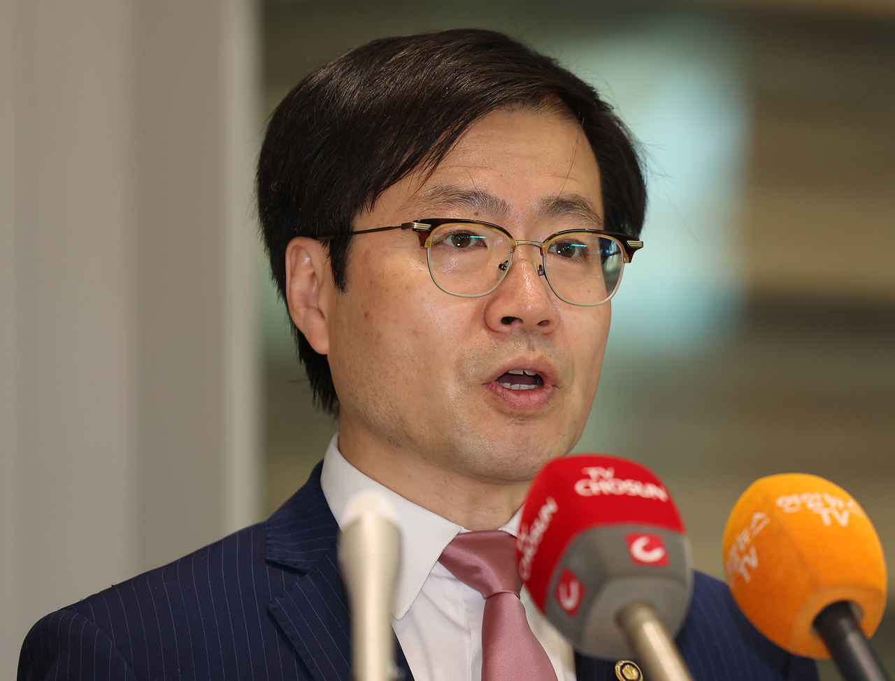 한미 고위급 통상 스포츠토토 베팅샵을 위해 워싱턴 DC를 방문한 여한구 산업통상자원부 통상교섭본부장이 29일 인천공항 제2터미널을 통해 귀국하며 취재진 질문에 답하고 있다. [연합]