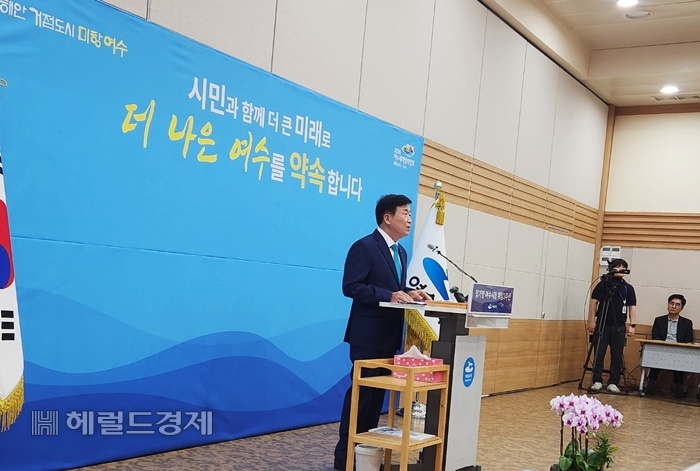정기명 여수토토사이트 db 해킹이 30일 시청 회의실에서 취임 3주년 기자회견을 열고 있다. /박대성 기자.
