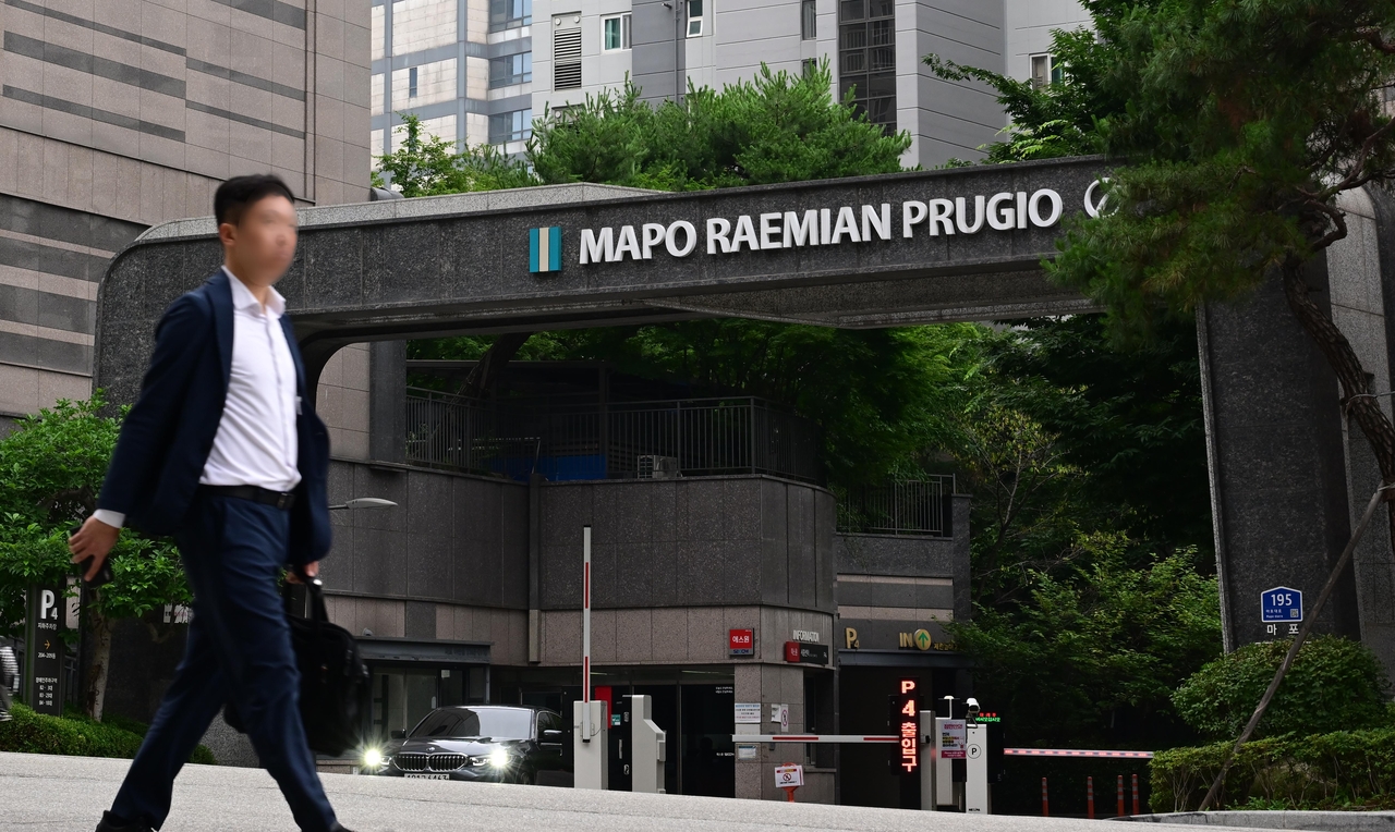 정부의 ‘6·27 가계토토사이트 주인공 가입’ 규제로 부동산 시장이 혼란에 빠졌다. ‘불장’이 된 서울·수도권 아파트 집값을 잡기 위해 사상 초유의 주택담보토토사이트 주인공 가입 여신 한도를 일률적으로 6억원으로 기습 제한한 영향이다. 여기에 청년과 신혼부부에 대한 정책 토토사이트 주인공 가입한도도 20% 이상 축소했다. 청년층의 주거사다리 역할을 해온 정책 토토사이트 주인공 가입까지 조이면서 집 없는 2030세대의 불안감이 커지고 있다. 지난 27일 서울 마포구 아현동 ‘마포래미안푸르지오’ 단지 앞을 한 시민이 지나가고 있다.  이상섭 기자