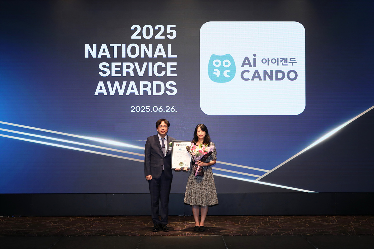 지난 26일 서울 서초구 엘타워에서 열린 ‘2025 무신사 토토사이트 시상식에서 이윤희(오른쪽) 교원 교육·플랫폼 마케팅팀장이 기념촬영을 하고 있다.  [교원그룹 제공]