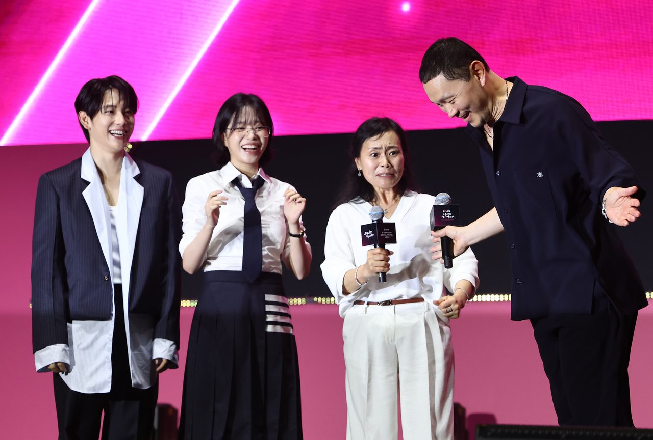 From left: Actors Im Si-wan, Jo Yu-ri, Kang Ae-sim and Yang Dong-geun take part in the "Squid Game" event on Saturday. (Yonhap)