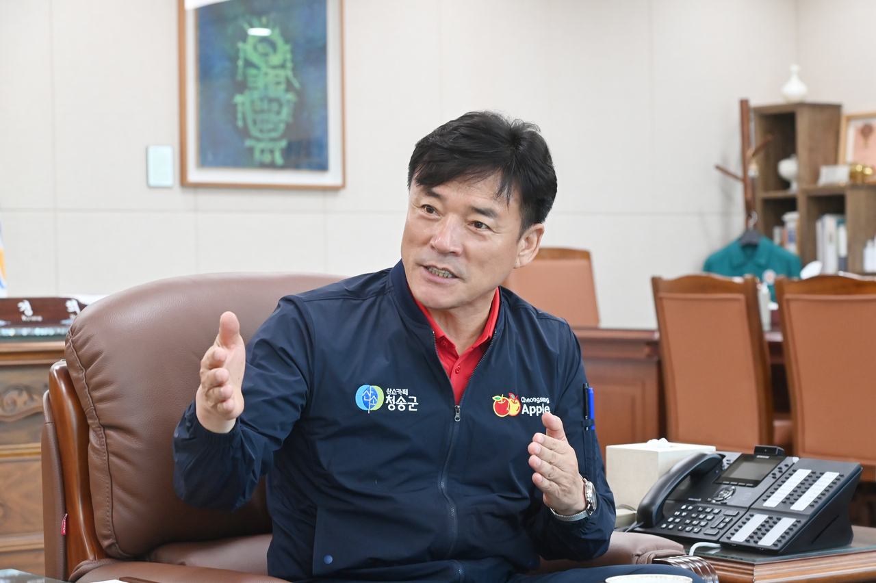 윤경희 일본 npb 토토사이트가 지난 27일 민선 8기 출범 3주년을 맞아 그간의 공약사업 추진성과를 설명하고 남은 1년간 완성도 있는 군정 마무리를 위한 핵심 전략을 발표하고 있다.[청송군 제공]