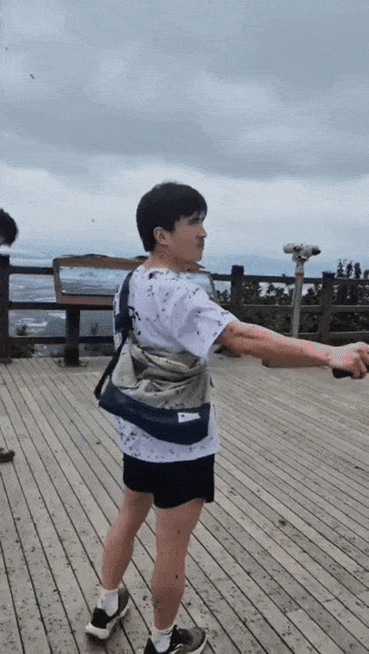 A video shows Kim  Jae-woong using an electric mosquito net to ward off swarms of lovebugs flying toward him on Gyeyangsan, Incheon, Saturday. (Kim Jae-woong)