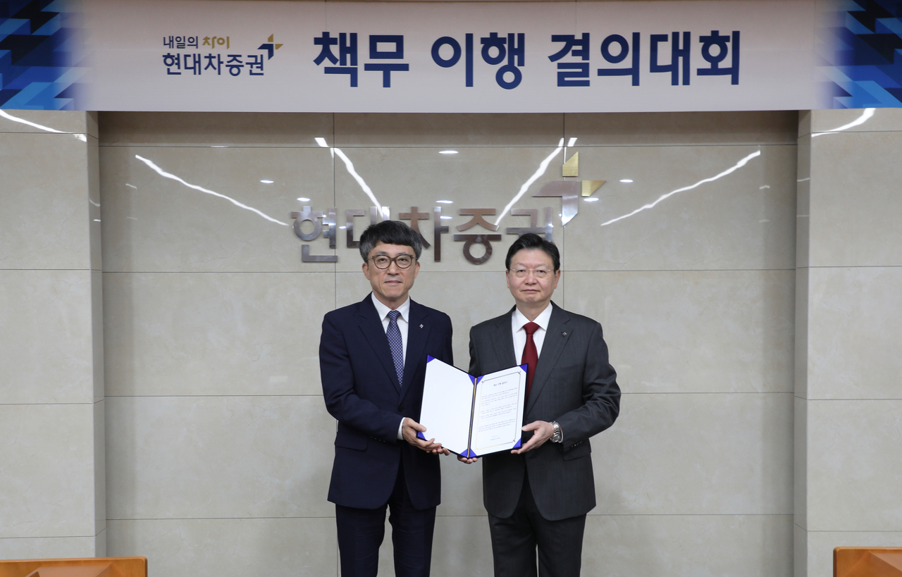 배형근(오른쪽) 현대차forever 토토사이트 사장과 준법감시인 이후술 상무가 지난 27일 서울 여의도 현대차forever 토토사이트 본사에서 결의서 낭독 후 기념 사진 촬영을 하고 있다. [현대차forever 토토사이트 제공]
