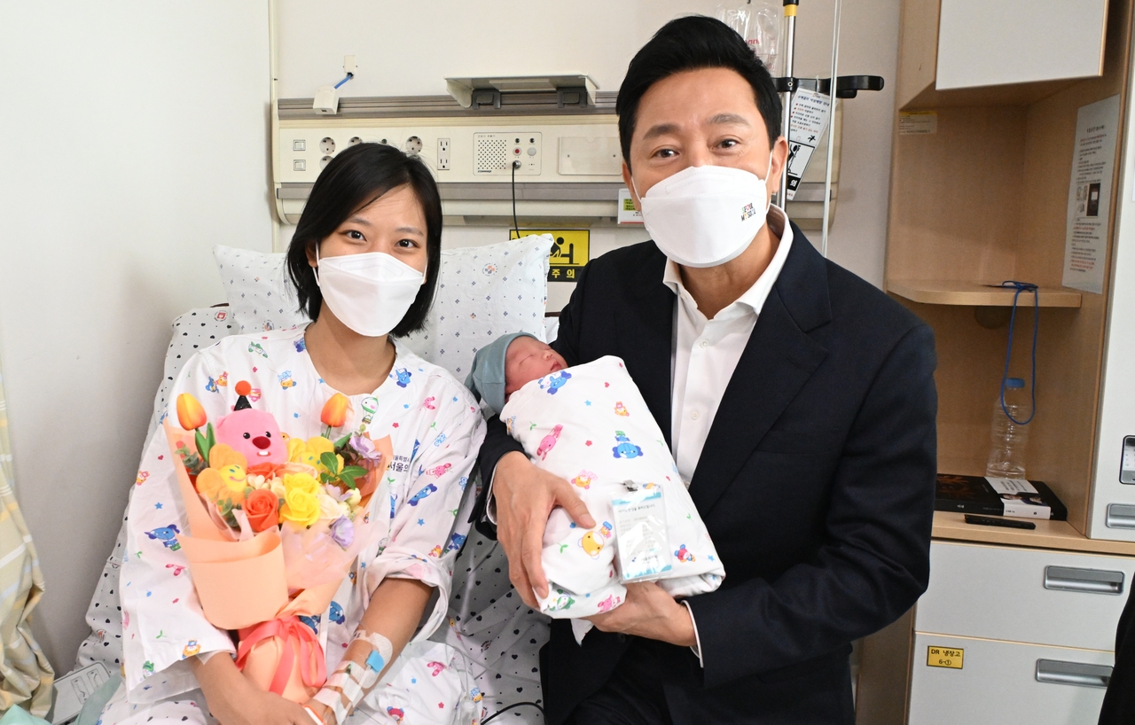 오세훈 ddj 토토사이트시장이 올 1월3일 ‘ddj 토토사이트의료원 을사년(乙巳年) 첫둥이’ 순산이(태명) 엄마 김보라 씨와 기념사진을 촬영하고 있다.