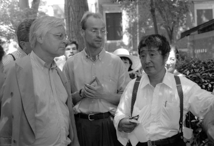 Paik Nam-june (right) is photographed in 1993 in Venice, Italy, in Mark Patsfall's archives donated to the Museum of Modern and Contemporary Art, Korea. (MMCA)