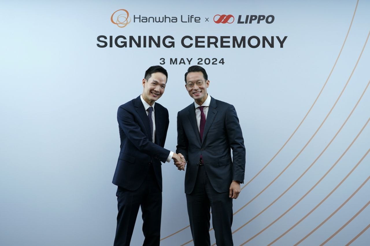 Hanwha Life President and Chief Global Officer Kim Dong-won (left) and Lippo Group CEO John Riady shake hands at a signing ceremony in Jakarta, Indonesia, in May 2024. (Hanwha Life)