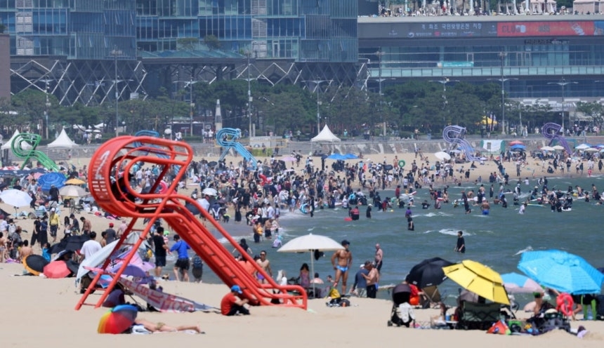 A Korean beach in the summer vacation season (Yonhap)