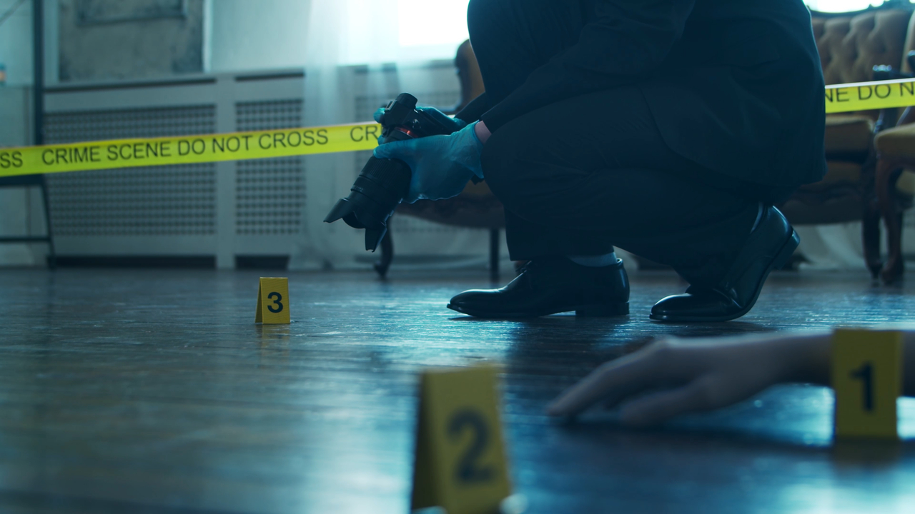 Detective collects evidence in a crime scene. (123rf)