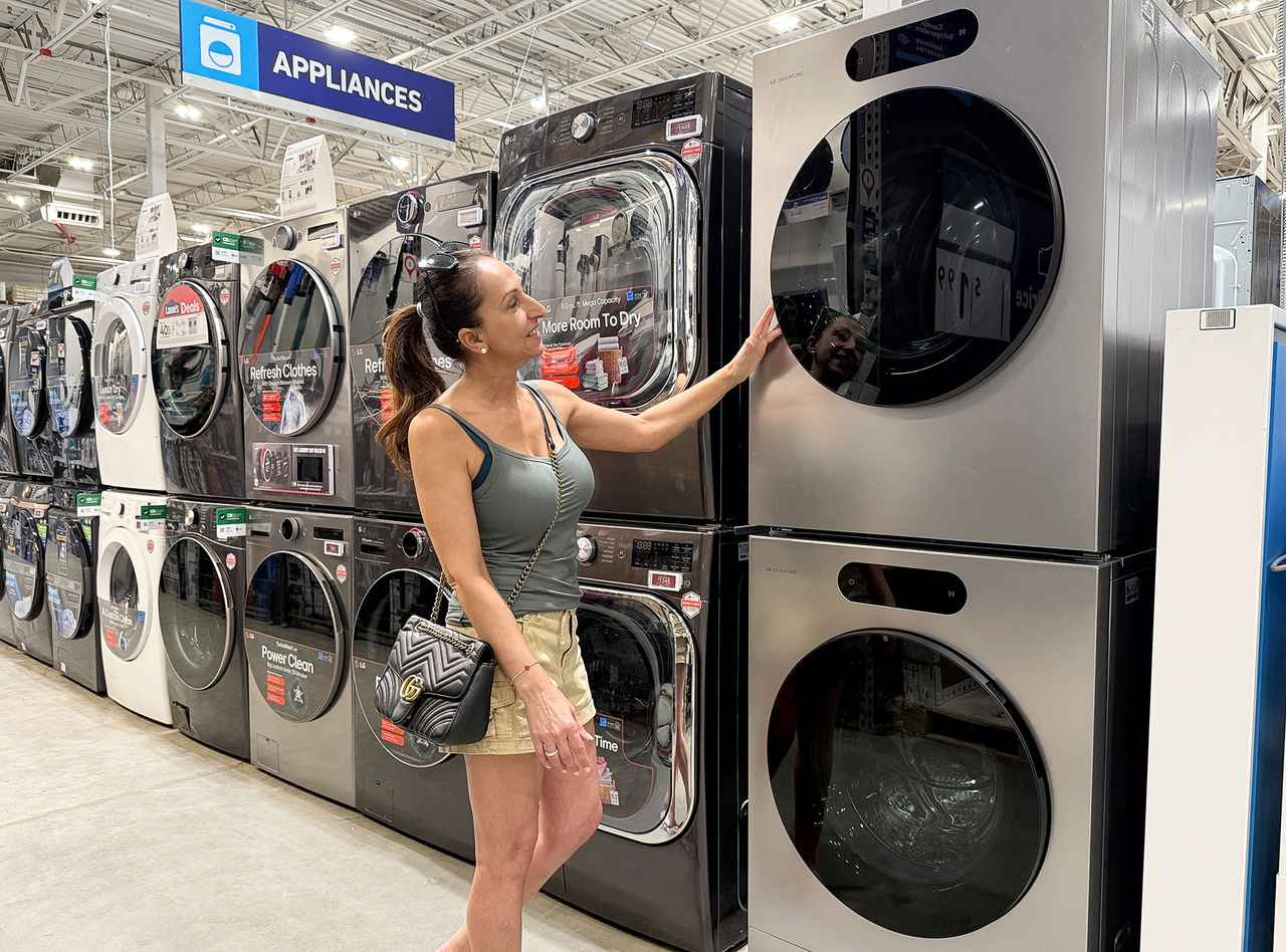 한 소비자가 미국 종합 토토사이트 추천 유통 업체 로우스(Lowe’s)에 전시된 ‘LG 시그니처’ 29인치 세탁기와 건조기 제품을 보고 있다. [LG전자 제공]