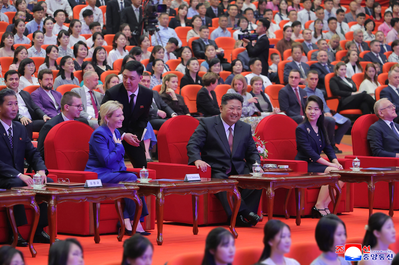 North Korean leader Kim Jong-un (center) and Russian Culture Minister Olga Lyubimova (second from left) watch a Russian troupe performing at the East Pyongyang Grand Theatre in Pyongyang on Sunday, in this photo released by the North's official Korean Central News Agency the next day. (Yonhap)