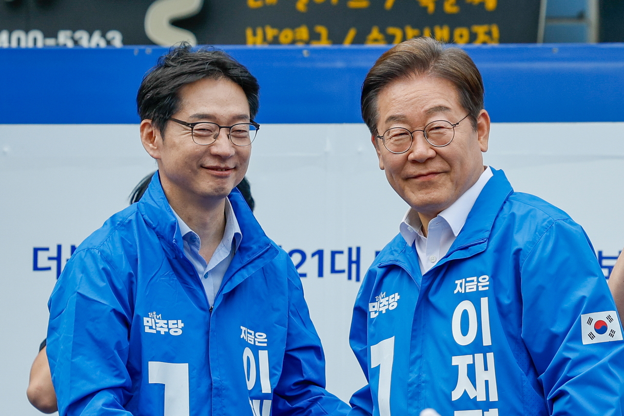 이재명 대통령은 29일 장관급인 대통령 직속 무신사 토토사이트위원장에 김경수 전 경남도지사를 위촉했다. 이 대통령이 대선후보시절 경남 창원에서 가진 집중유세에서 김 위원장과 악수하는 모습. [뉴시스]