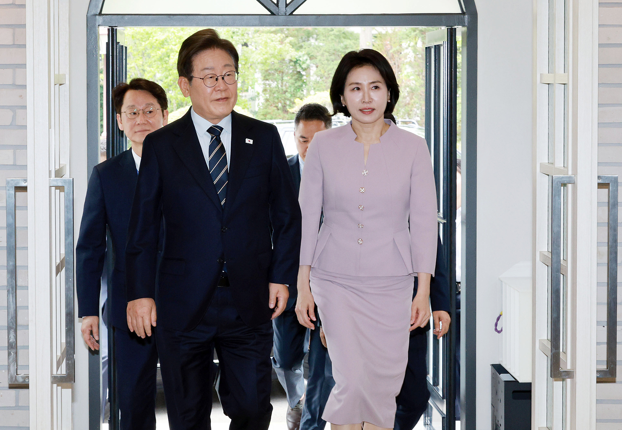 President Lee Jae Myung and first lady Kim Hea Kyung attend an event held to honor award-winning artists and cultural figures held at the presidential office in Yongsan-gu, Seoul on Monday. Yonhap