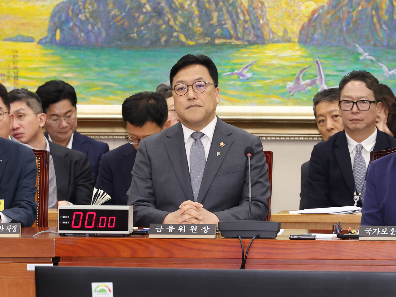 김병환 토토사이트 모멘트이 30일 국회에서 열린 정무위원회 전체회의에 참석해 의원들의 인사말 등을 듣고 있다. [연합]