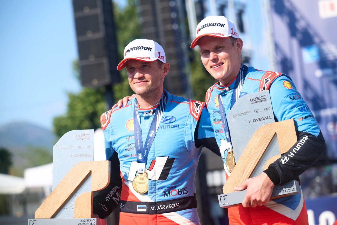 ‘2025 WRC 그리스 랠리’에서 우승을 차지한 현대자동차 월드랠리팀 오트 타낙(오른쪽) 선수와 코드라이버 마틴 야르베오야 선수가 트로피를 들고 기뻐하고 있다.  [실시간 해와 토토사이트 제공]