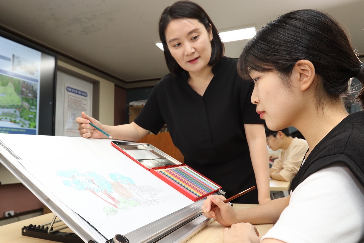 박금미 도시조경디자인과 학과장이 학생에게 실습 지도를 하고 있다.(구미대 제공]