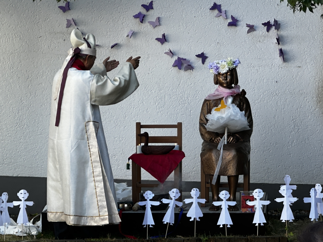 Han Dae-soo, a Korean performance artist, performs a solo work honoring the victims of Japan's wartime military sexual slavery. (Ock Hyun-joo/The Korea Herald)