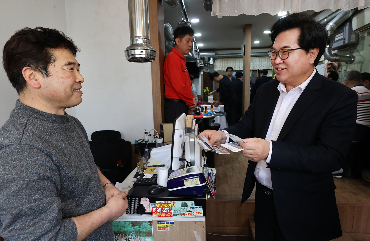 박일하 동작구청장(오른쪽)이 지역 가상 스포츠토토에 들러 상인주인과 대화를 나누고 있다.