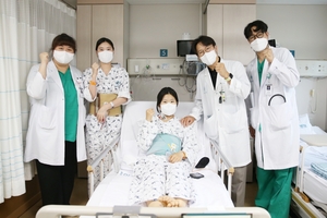 아시아 최초! 로봇 신장이식 수술 성공… 7배 커진 신장 가진 환자도 '기적' [헤럴드경제]