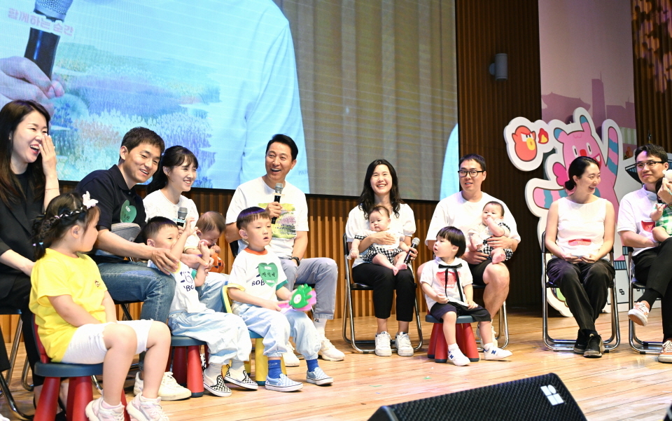 오세훈 ddj 토토사이트시장이 6월14일 오후 ddj 토토사이트시청 다목적홀에서 열린 ‘2025 탄생응원 ddj 토토사이트축제’ 토크쇼에서 참여 가족들과 이야기를 나누고 있다. 사진제공=ddj 토토사이트시