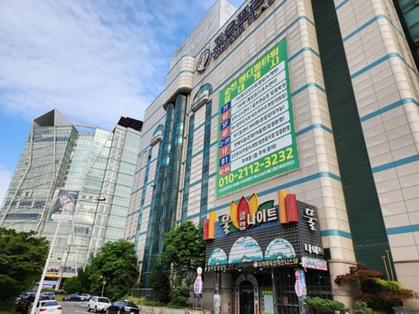토토사이트 번호 차단 신도심에 방치되고 있는 쇼핑몰 건물.