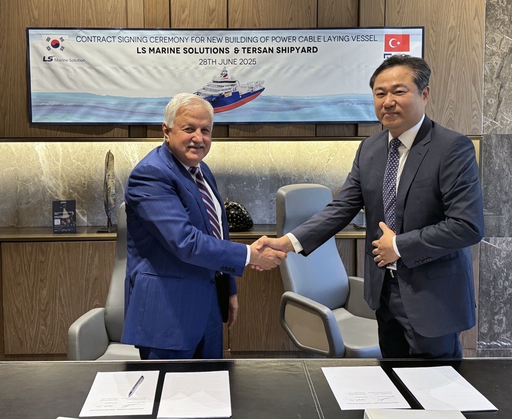 LS Marine Solution CEO Kim Byung-ok (right) and Tersan Shipyard CEO Nurettin Paksu pose for a photo during the signing ceremony for the joint construction of an HVDC cable-laying vessel in Istanbul on Saturday. (LS Marine Solution)