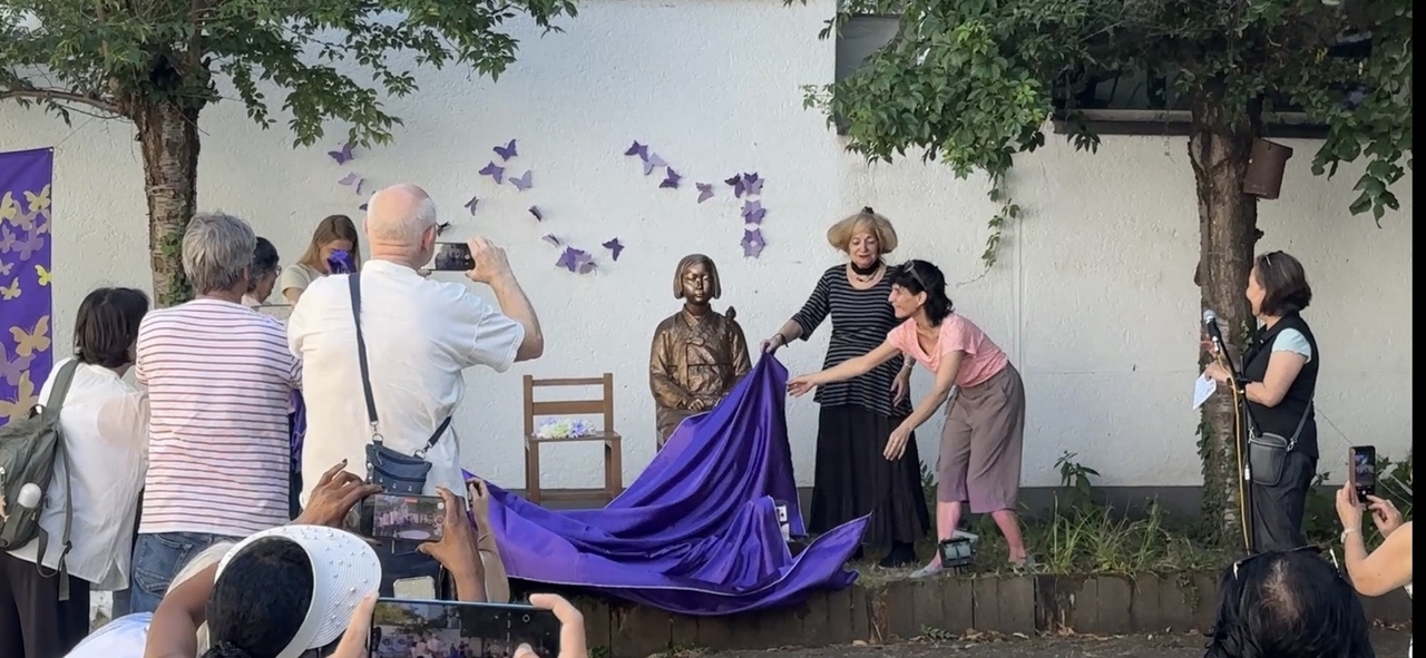 Attendees take photos of the unveiling of the Statue of Peace on Saturday for permanent installation at the Bonn Women's Museum.  (Ock Hyun-joo/The Korea Herald)