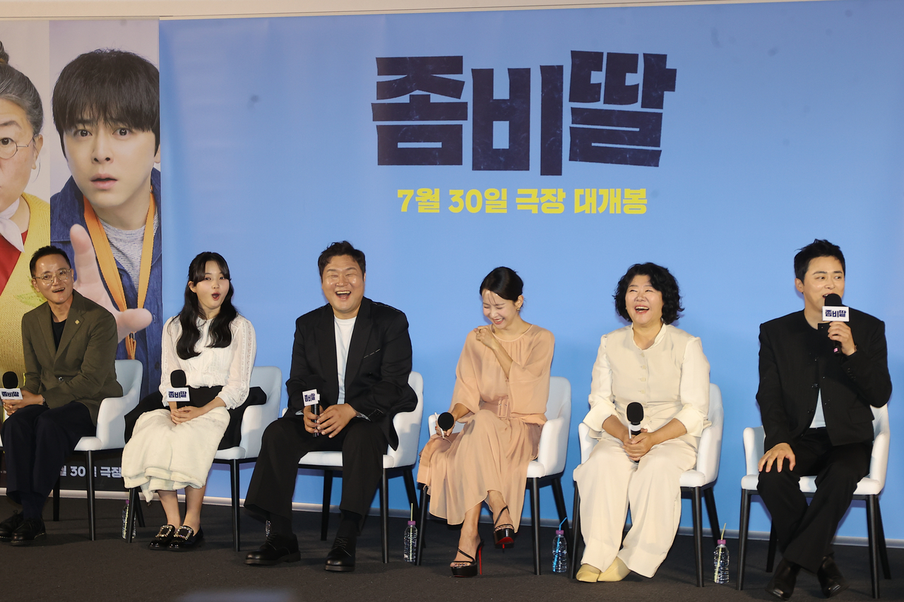 From left: Director Pil Gam-seong, Choi Yu-ri, Yoon Kyung-ho, Cho Yeo-jeong, Lee Jung-eun and Cho Jung-seok at the press conference for "My Daughter is a Zombie" at CGV Yongsan in Seoul on Monday. (Yonhap)