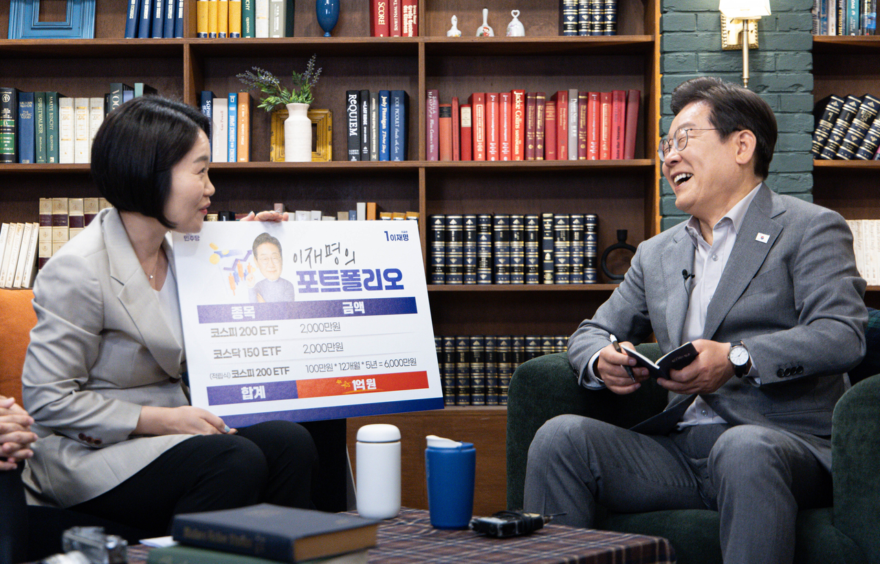 대통령 선거 운동 기간이었던 지난 5월 28일 이재명 당시 더불어민주당 후보가 서울 강남구의 한 스튜디오에서 이소영 의원(왼쪽)과 함께 주식 시장 부양 정책을 설명하는 유튜브 라이브 방송을 하고 있다.  이 대통령은 계엄과 탄핵, 대선 기간 내내 각종 유튜브 방송을 적극 활용했다. [연합]