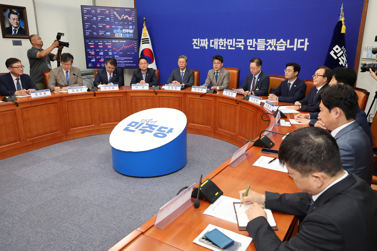 진성준 더불어민주당 정책위의장이 30일 서울 여의도 국회에서 토토사이트 마루한 개정안 추진과 관련해 경제계 의견을 수렴하기 위해 경제6단체 부회장단과 간담회를 하고 있다.  이날 간담회에는 박일준 대한상공회의소 상근부회장, 김창범 한국경제인협회 상근부회장, 이동근 한국경영자총협회 상근부회장, 장석민 한국무역협회 전무, 오기웅 중소기업중앙회 상근부회장, 이호준 한국중견기업연합회 상근부회장, 정우용 한국상장사협회 부회장 등이 참석했다.  [연합]