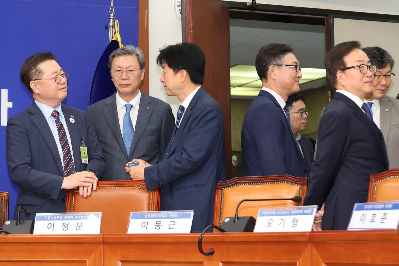 30일 서울 여의도 국회에서 열린 더불어민주당과 경제6단체의 토토사이트 공지 개정안 간담회에서 박일준(왼쪽부터) 대한상공회의소 상근부회장, 김창범 한국경제인협회 상근부회장, 오기형 코스피5000특위 위원장이 대화하고 있다. [연합]