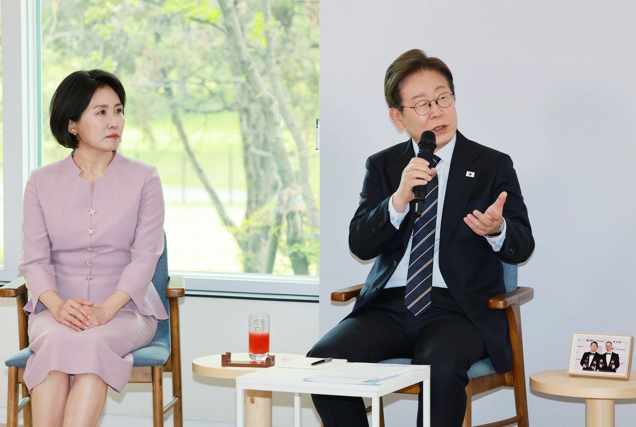 이재명 토토사이트이 30일 서울 용산 토토사이트실 파인그라스에서 열린 문화예술계 수상자 간담회에 김혜경 여사와 함께 참석해 발언하고 있다. [연합]