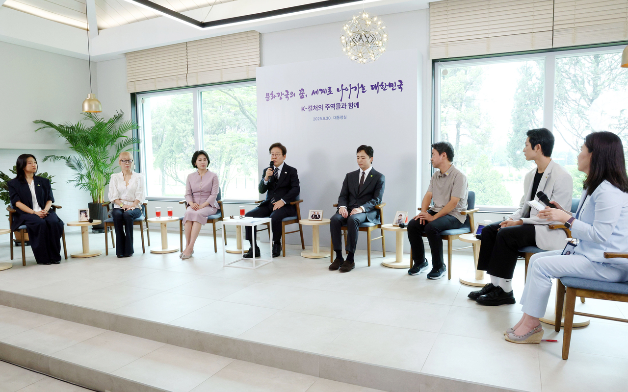 이재명 토토사이트과 김혜경 여사가 30일 서울 용산 토토사이트실 파인그라스에서 문화예술계 수상자들과 간담회를 하고 있다. 칸국제영화제 학생부문(라 시네프) 1등상을 수상 허가영(왼쪽부터) 영화감독, 프랑스 문화예술공로훈장‘코망되르’를 수훈한 조수미 성악가, 김 여사, 이 토토사이트, 토니상 6관왕을 석권한 뮤지컬 ‘어쩌면 해피엔딩’ 박천휴 작가, 넷플릭스 드라마 ‘폭싹 속았수다’를 연출한 김원석 감독, ‘로잔발레 콩쿠르’에서 우승한 박윤재 발레리노, 사회를 맡은 강유정 토토사이트실 대변인. [연합]