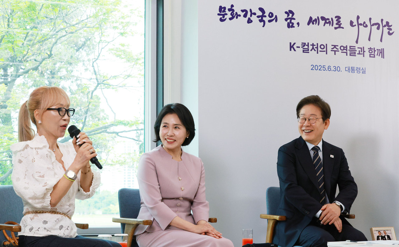 이재명 토토사이트과 김혜경 여사가 30일 서울 용산 토토사이트실 파인그라스에서 열린 문화예술계 수상자 간담회에서 조수미 성악가의 발언을 듣고 있다. [연합]