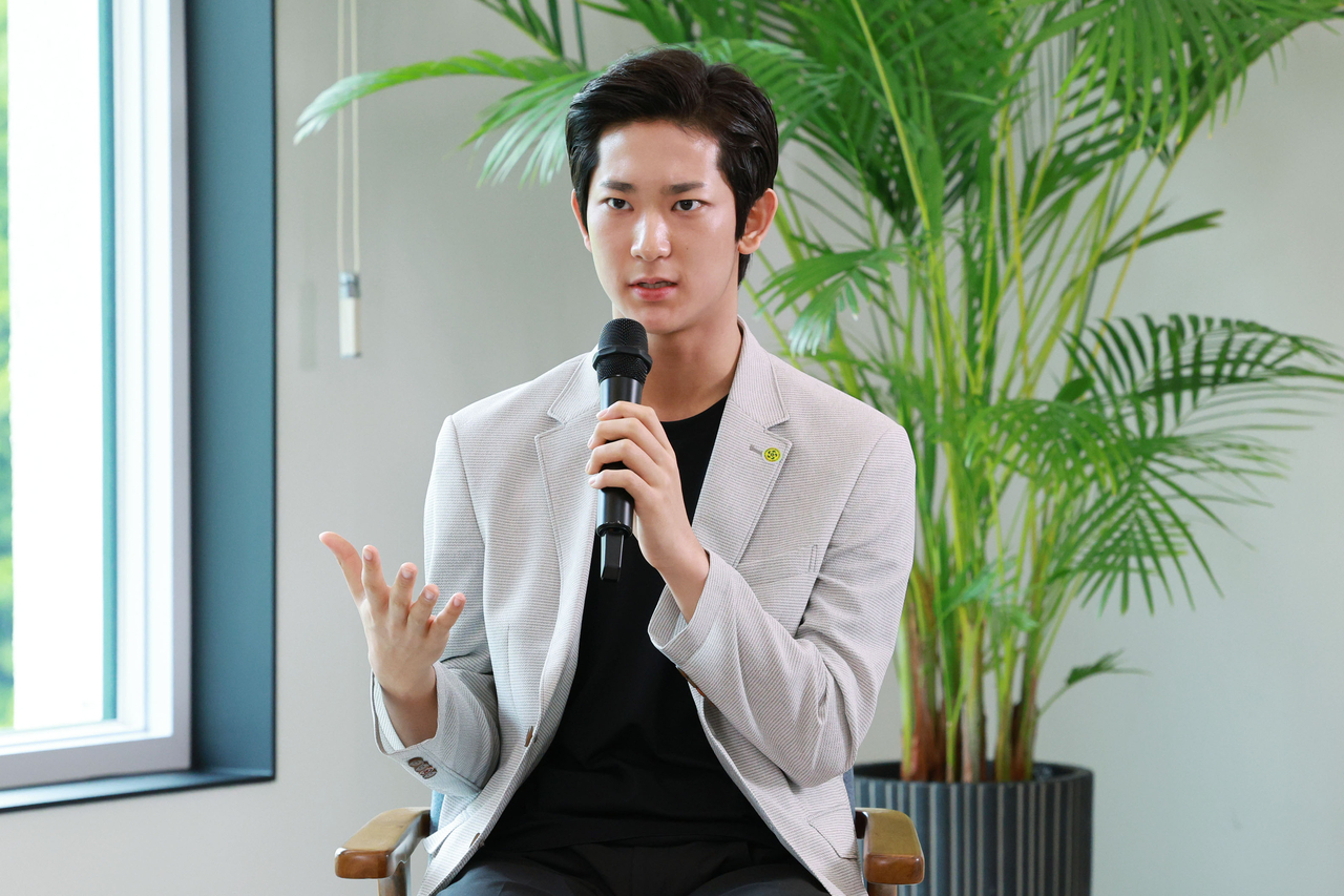 ‘로잔발레 콩쿠르’에서 우승한 박윤재 발레리노가 30일 서울 용산 토토사이트실 파인그라스에서 이재명 토토사이트 부부가 참석한 가운데 열린 문화예술계 수상자 간담회에서 발언하고 있다. [연합]
