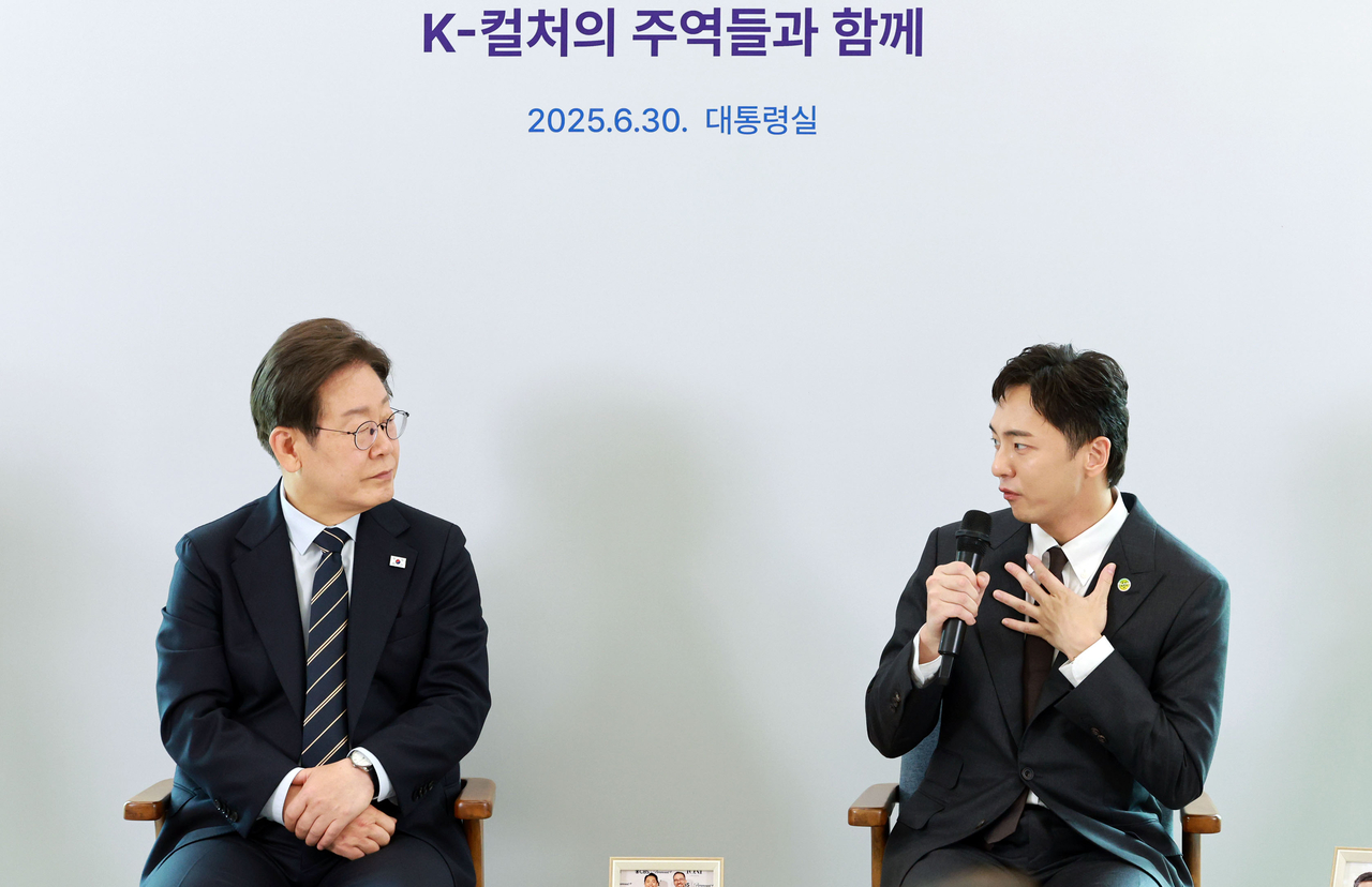 이재명 토토사이트이 30일 서울 용산 토토사이트실 파인그라스에서 열린 문화예술계 수상자 간담회에서 토니상 6관왕을 석권한 뮤지컬 ‘어쩌면 해피엔딩’ 박천휴 작가의 발언을 듣고 있다. [연합]