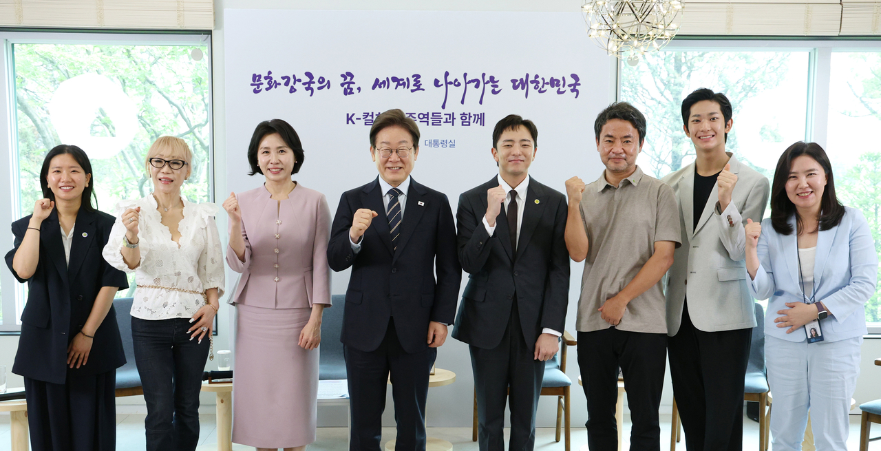 이재명 토토사이트과 김혜경 여사가 30일 서울 용산 토토사이트실 파인그라스에서 열린 문화예술계 수상자 간담회를 마치며 참석자와 기념촬영을 하고 있다. [연합]
