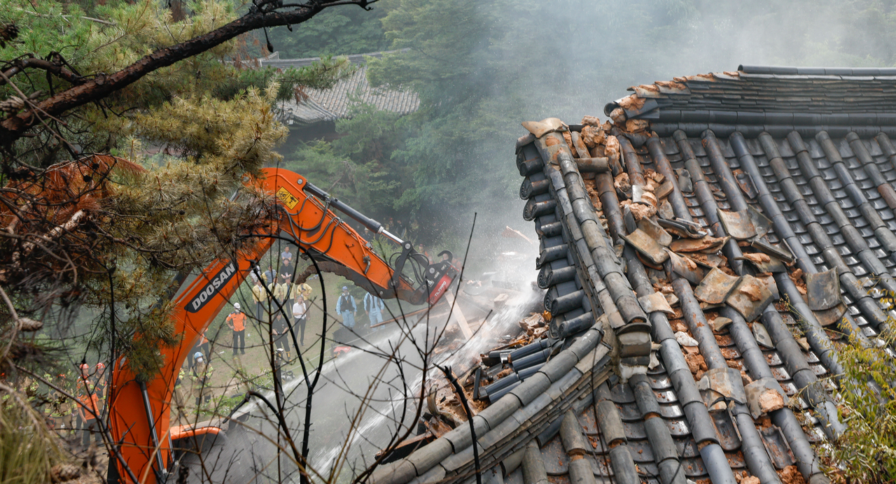30일 서울 성북구 ‘위너 토토 별서(성락원)’ 내 송석정에서 화재가 발생, 소방대원들이 진화작업을 하고 있다. [연합]