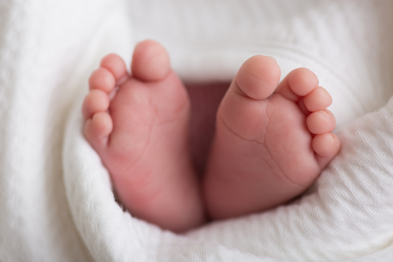 Newborn baby feet in a white blanket (123rf)