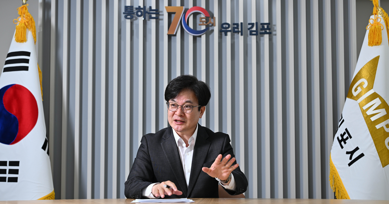 취임 3주년을 앞두고 헤럴드경제와 만난 김병수 뮤직 토토사이트시장이 23일 오후 경기도 뮤직 토토사이트시청 내 회의실에서 그간 소회와 향후 임기에 대한 포부를 밝히고 있다. 김 시장은 지하철 5호선 연장 확정과 뮤직 토토사이트한강2콤팩트시티 선정 등 임기 초반 성과를 거두며 추진했던 핵심 사업들을 잘 매듭짓겠다고 밝혔다. 아울러 ‘뮤직 토토사이트·서울 통합’ 추진 의사를 재확인하며 “뮤직 토토사이트와 서울이 해양도시로 탈바꿈 해야한다”고 강조했다. 뮤직 토토사이트=임세준 기자