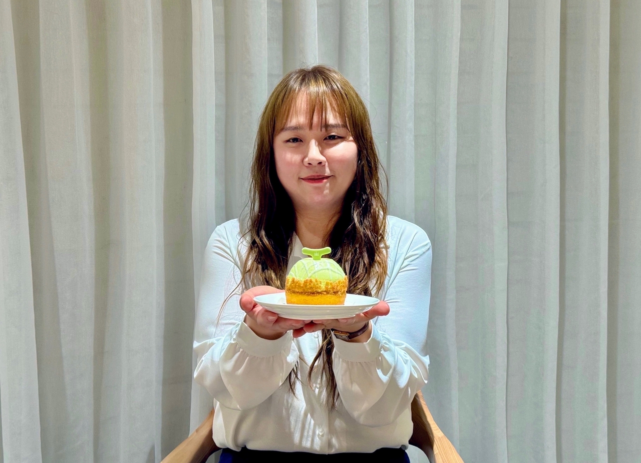 김송윤 할리스 R&D센터 매니저가 서울 강남구 신사동 할리스 세로수길점에서 ‘파주 토토사이트 돔케이크’를 선보이고 있다. [할리스 제공]