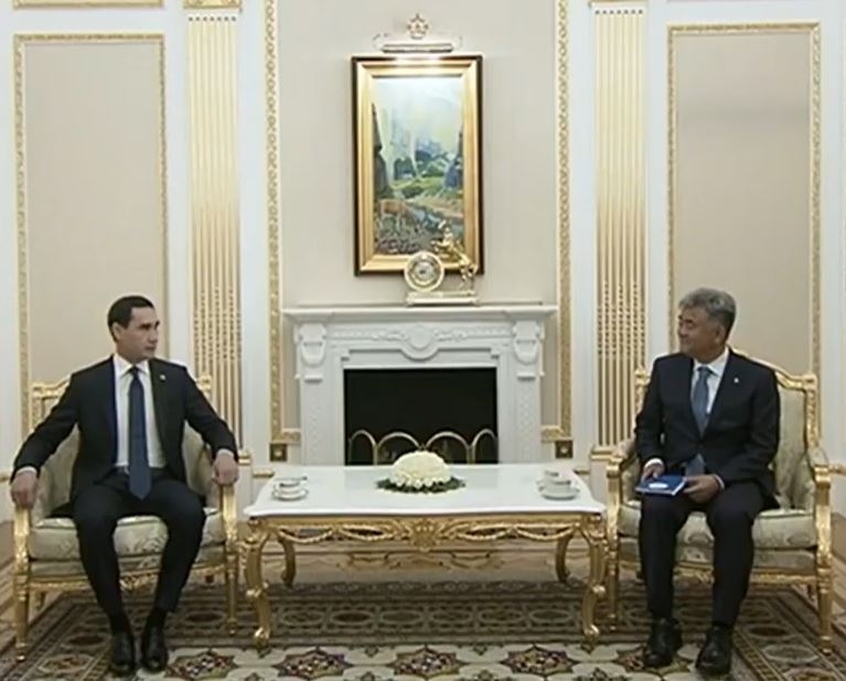Daewoo E&C Chairman Jung Won-ju (right) meets Turkmenistan President Serdar Berdimuhamedov in Ashgabat, Turkmenistan, Saturday. (Daewoo E&C)