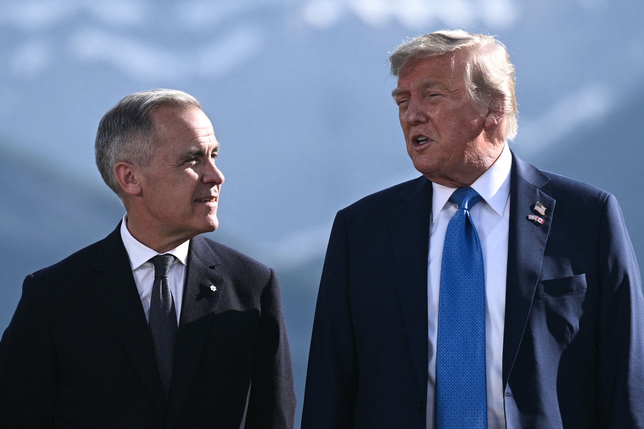 Canadian Prime Minister Mark Carney (left) and US President Donald Trump attend the Group of Seven Summit in Kananaskis, Alberta, June 16.   AFP-Yonhap