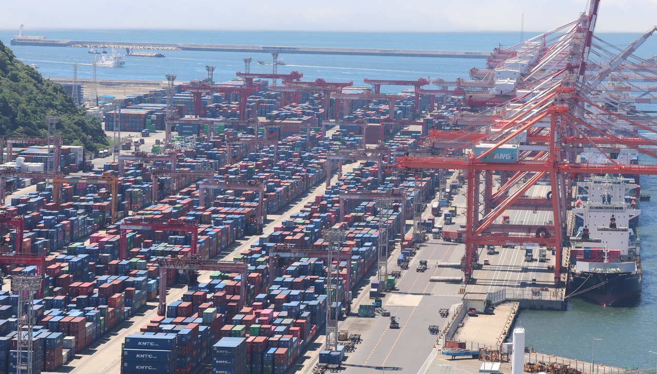 Containers are waiting to be shipped at a port in the southeastern city of Busan on Monday. (Yonhap)
